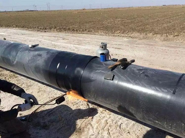 Сварная термоусадочная муфта накатывается на береговой трубопровод