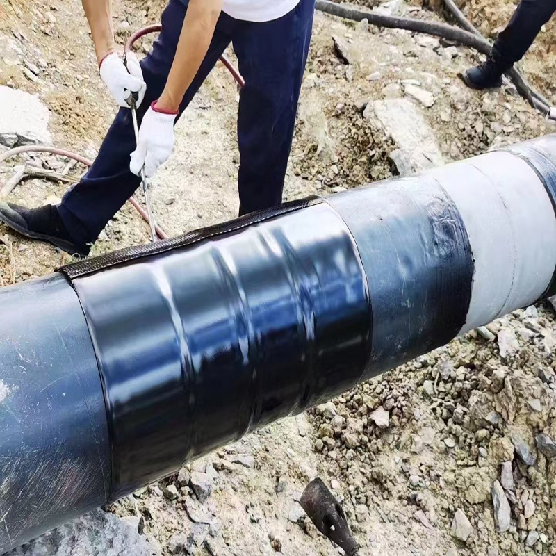Сварная термоусадочная муфта накатывается на береговой трубопровод